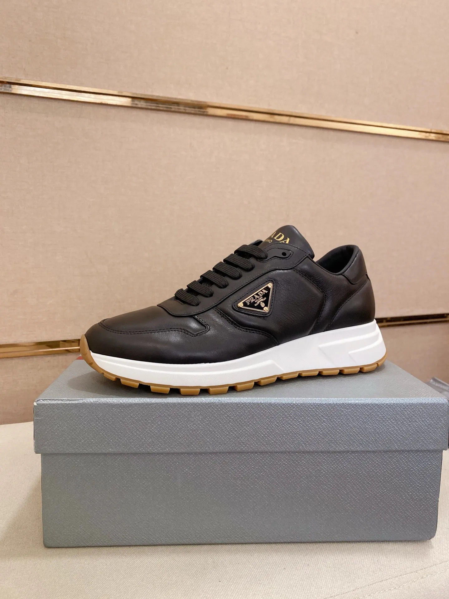 Factory price 540💰 ✔️✔️✔️High version High-quality new PRADA counters are on the market at the same time. The new men's shoes and 😘fabrics are selected from imported first-layer cowhide and are made by pure handcrafts. Lining: Full cowhide lining. 👍🏿 High-end ☄️ air-cushion molded anti-slip rubber outsole, exquisite lines, simple and elegant, comfortable and high-end for leisure travel. Code number: 38 to 44